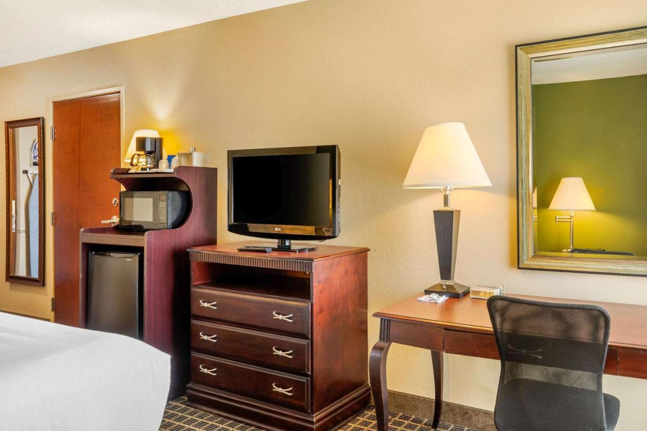 Clarion Pointe South Boston-Danville East Esterno foto